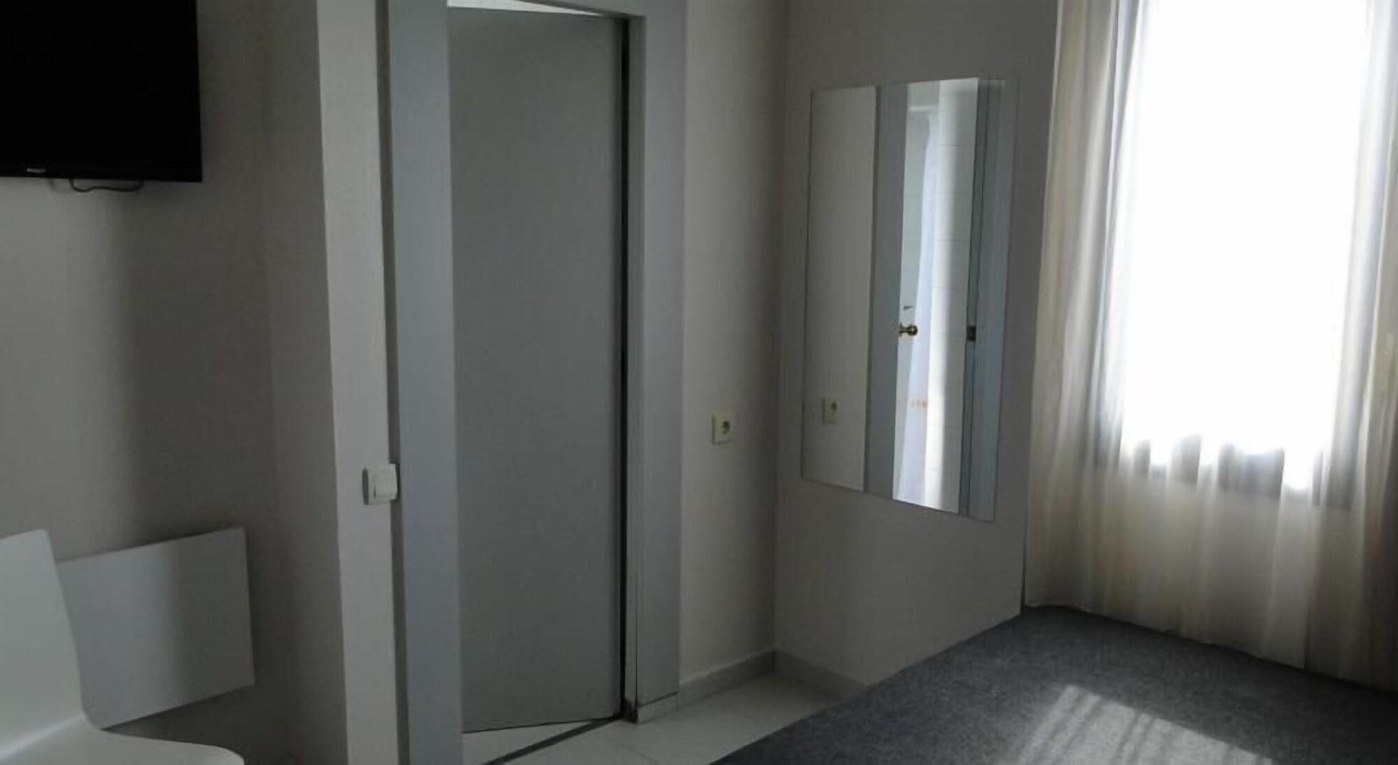 Hostal Lami Есплугес де Лобрегат Екстериор снимка